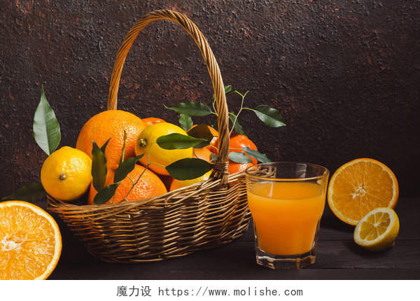 新鲜的橙子与橙汁